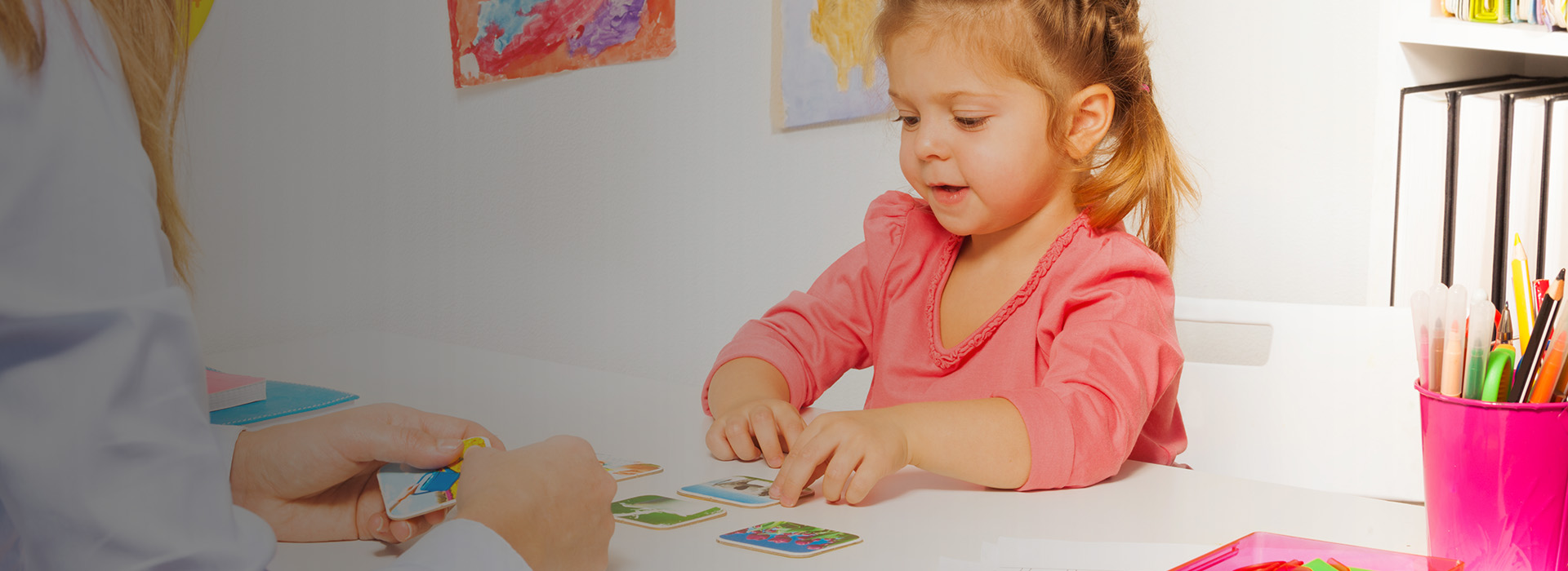 Slajd 2 młoda kobieta podczas badania wzroku